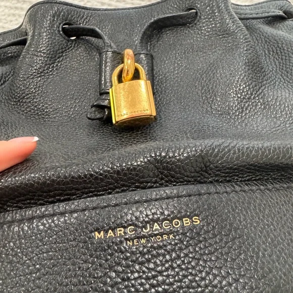 Marc Jacobs Lock That Bucket Bag - Picture 5 of 7